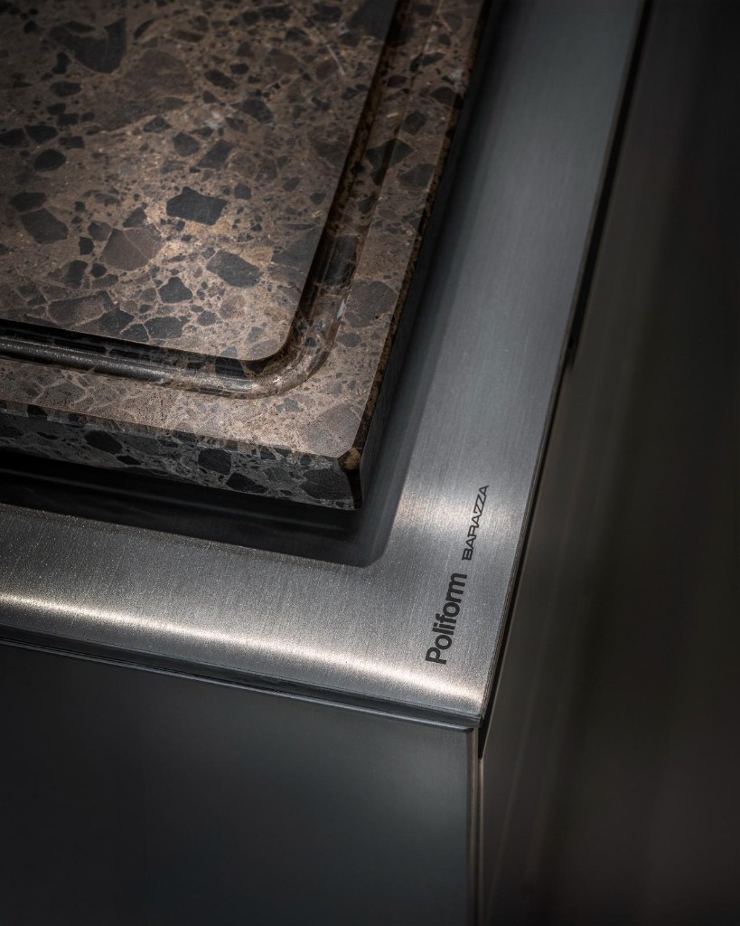 Dettaglio cucina Poliform × Barazza: acciaio spazzolato e piano in pietra.