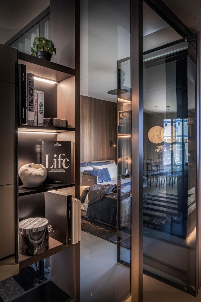 Libreria a LED e camera oltre il vetro: libro Life e luce serale.